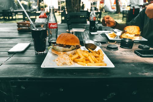 Základová fotografie zdarma na téma burger, coca cola, dřevěný stůl