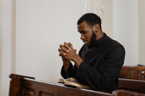 Gratis lagerfoto af afroamerikansk mand, åndelig, bede Lagerfoto