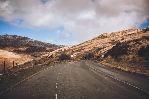 Carretera De Hormigón Cerca De Las Montañas