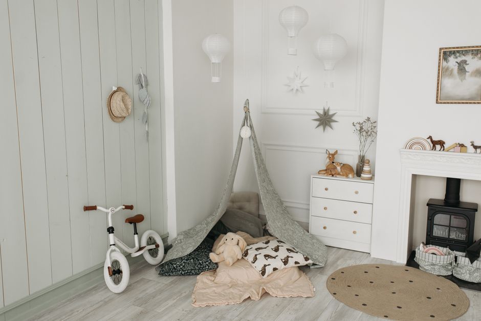 Eenvoudig Scandinavisch leeshoekje met houten boekenkast. Eenvoudig Scandinavisch leeshoekje met houten boekenkast.