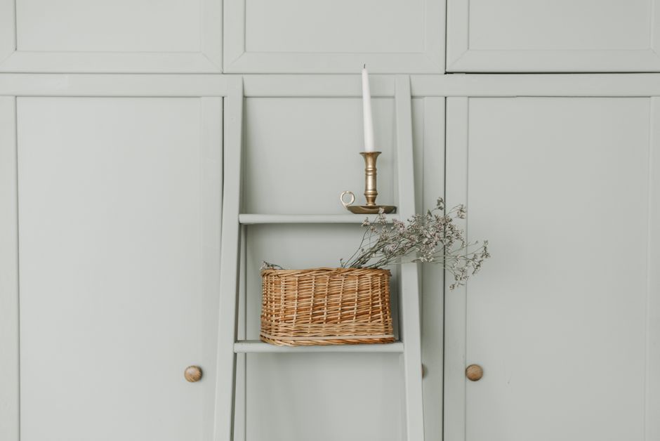 A Guide to Choosing the Perfect Ladder Shelf for Dorm Rooms Compact foldable ladder shelf for small spaces with modern decor