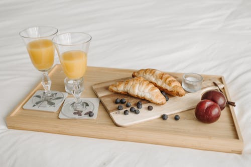 Kostnadsfria Kostnadsfri bild av croissant, frukost, juice Stock foto