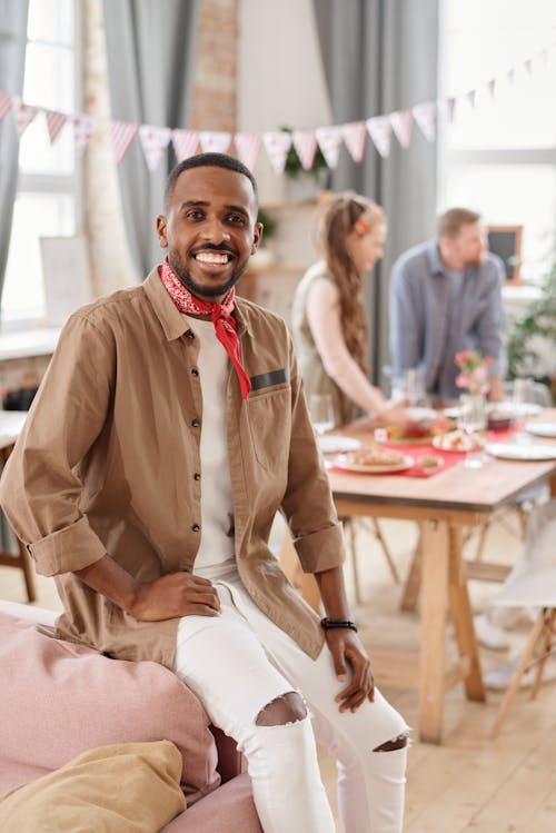 Gratis stockfoto met Afro-Amerikaans, bruine lange mouwen, gekleurde man