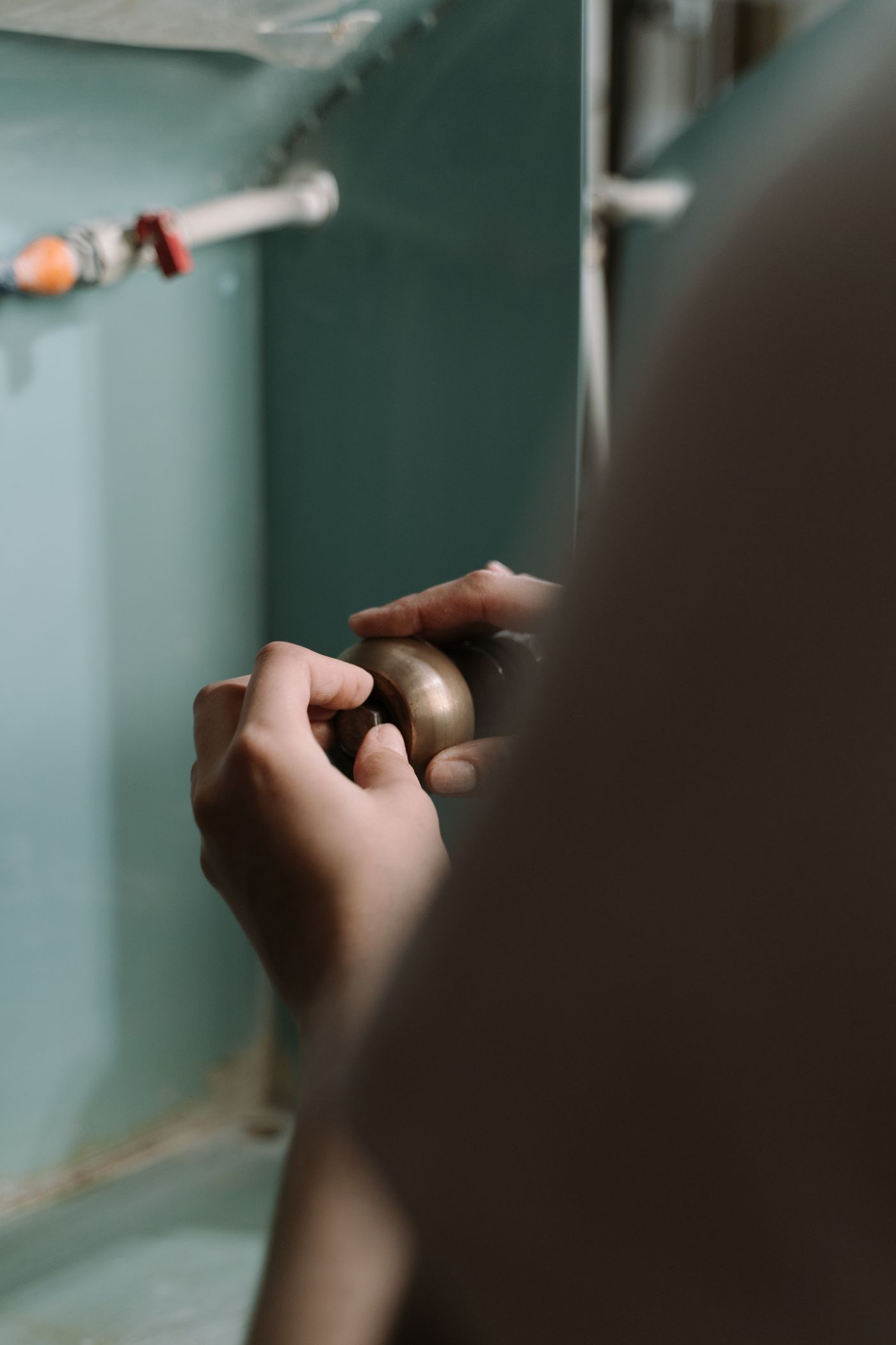 Plombier professionnel réparant la plomberie sous un évier