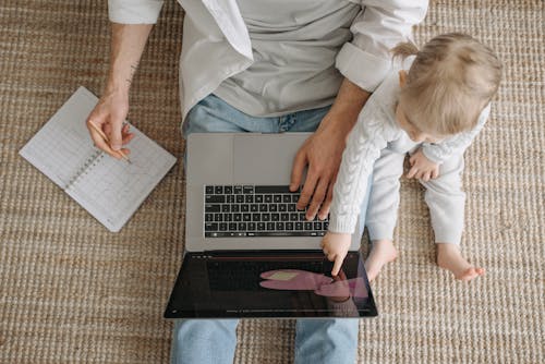 Δωρεάν στοκ φωτογραφιών με laptop, άγγιγμα, βρέφος