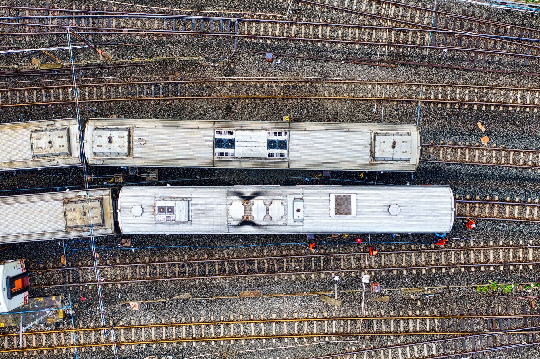 Bir tren ile minibüsün çarpıştığı kaza yeri