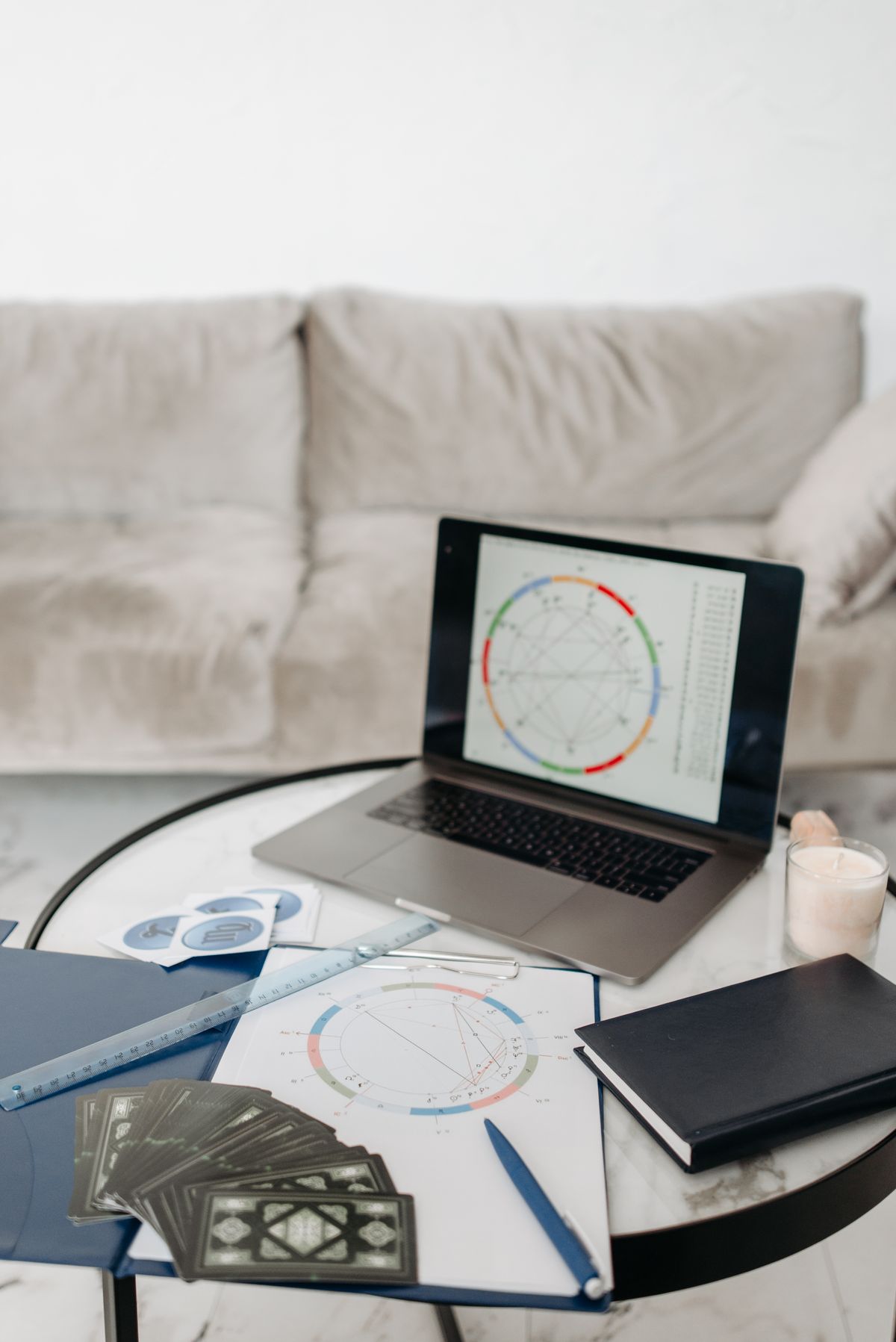 Mesa com notebook, caderno e elementos esotéricos para reflexão