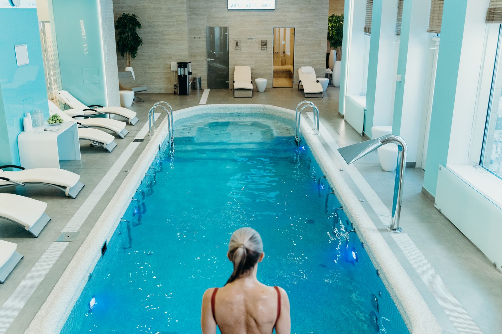 Piscine couverte de centre sportif alpin avec vue sur la montagne enneigée