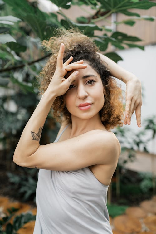 Gratis stockfoto met gekruld haar, jurk, mevrouw