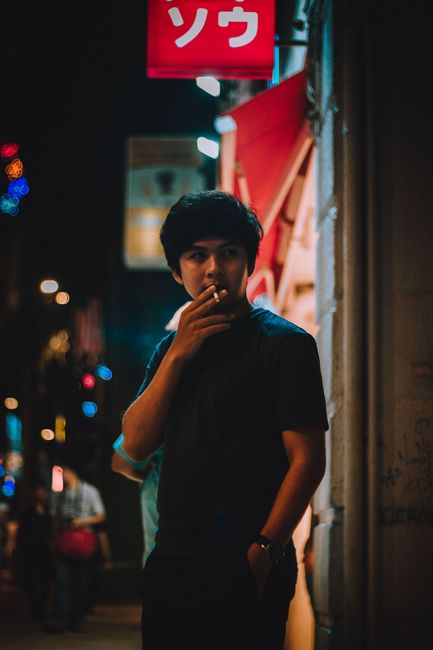 Raatri ki raunak aur ek sip of nicotine, kya combo hai 😎💨! #tolee #nightlifestyle #mumbainights
