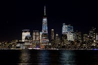 标志性摩天大楼倒映在水面上，照亮了纽约市的天际线