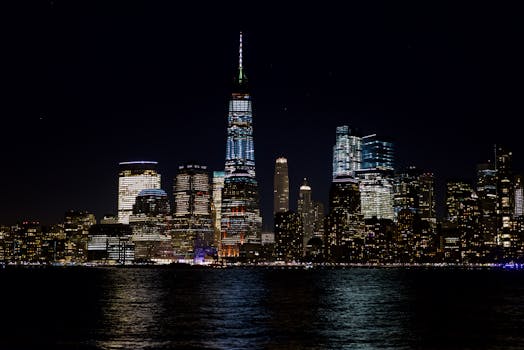 标志性摩天大楼倒映在水面上，照亮了纽约市的天际线