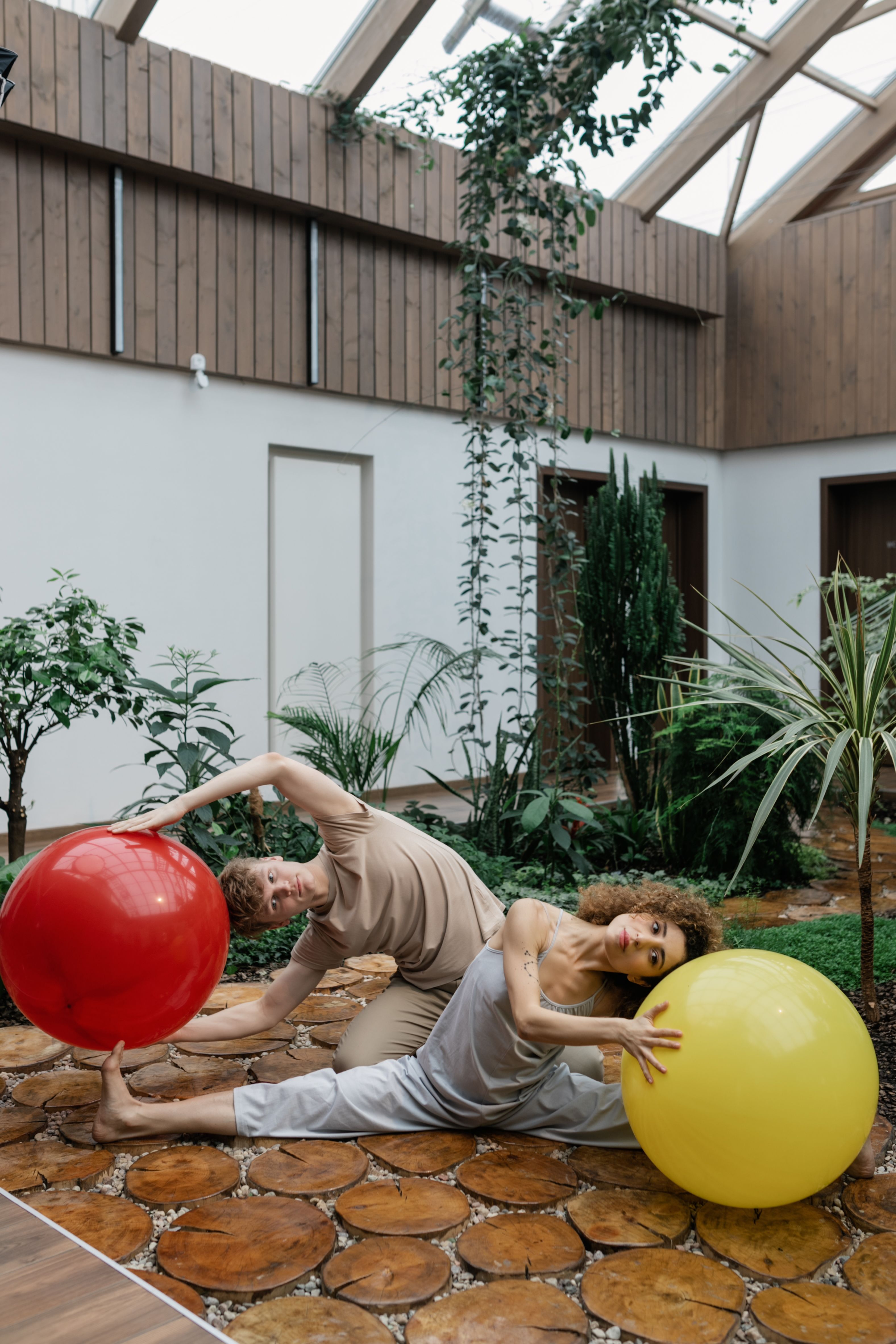 5 Reasons You Should Use A Yoga Ball Chair At Work