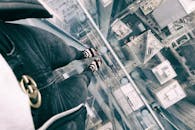 站在玻璃平台上俯瞰芝加哥摩天大楼的屋顶