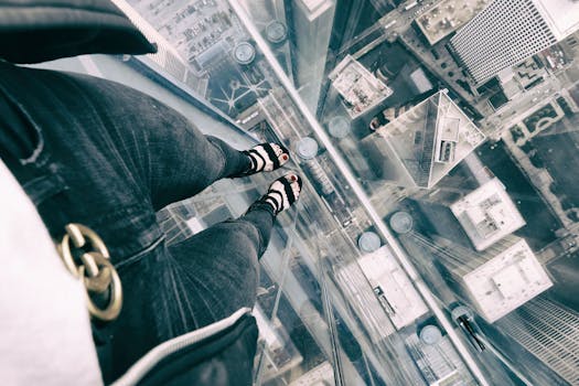 站在玻璃平台上俯瞰芝加哥摩天大楼的屋顶