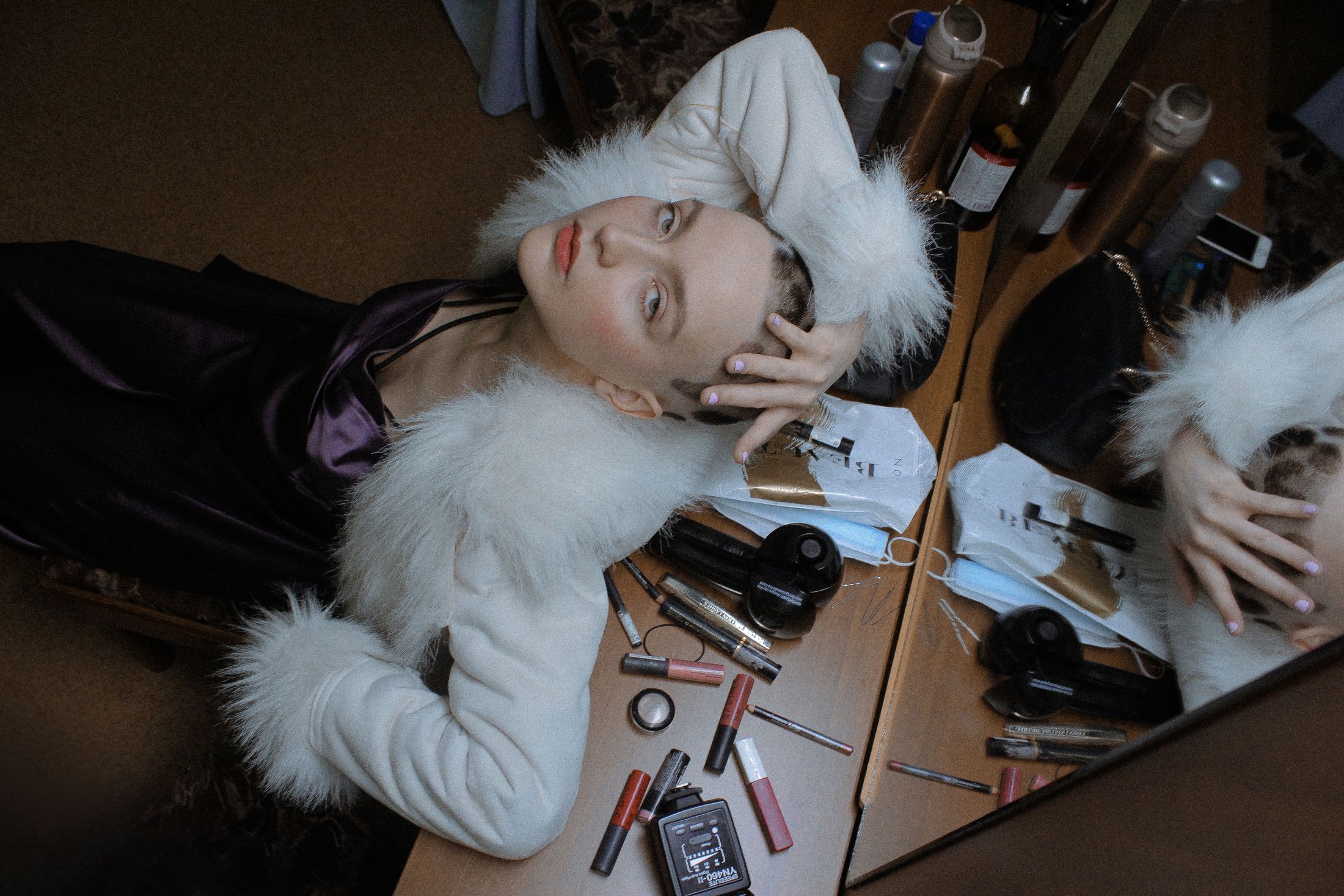 Actrice dans un dressing de tournage face &agrave; un miroir