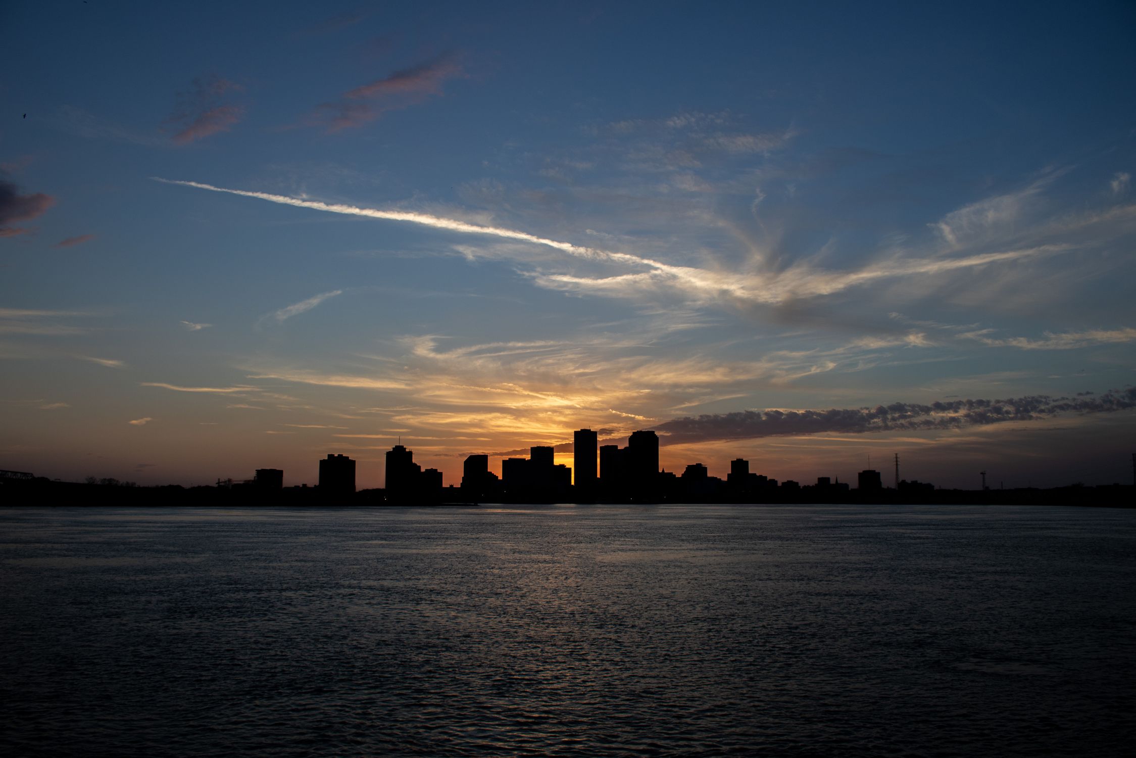 Silhouette of City Skyline near the Sea during Sunset · Free Stock Photo