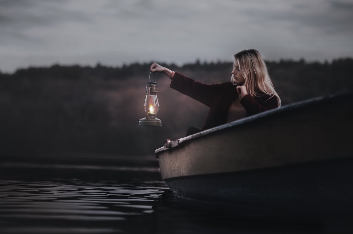 Vrouw Op Een Het Gaslantaarn Van De Bootholding