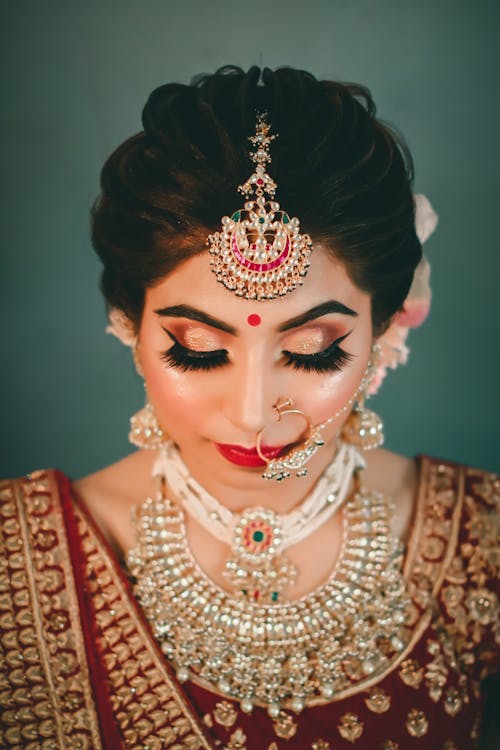 Elegant Indian woman in bright national costume · Free Stock Photo