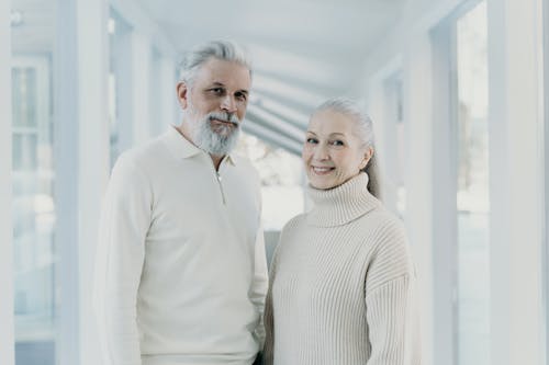 Seniorpar i hyggelige trøjer