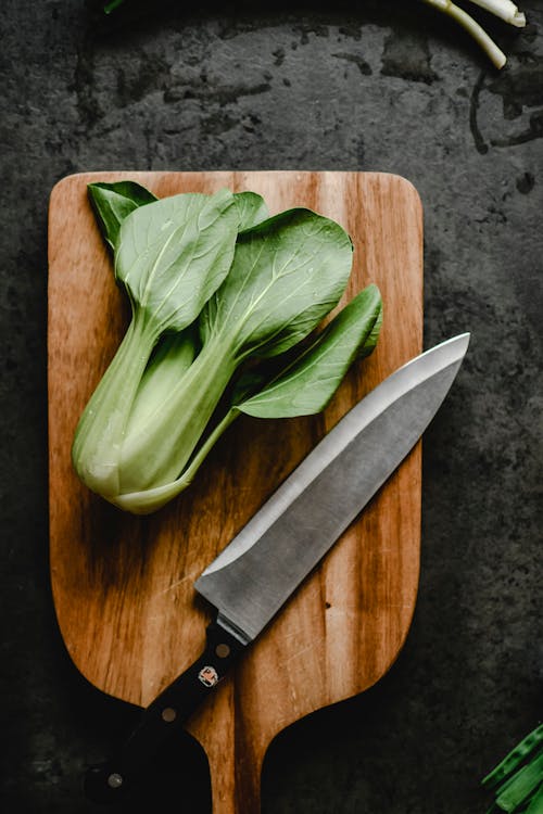 bıçak, bok choy, dikey atış içeren Ücretsiz stok fotoğraf