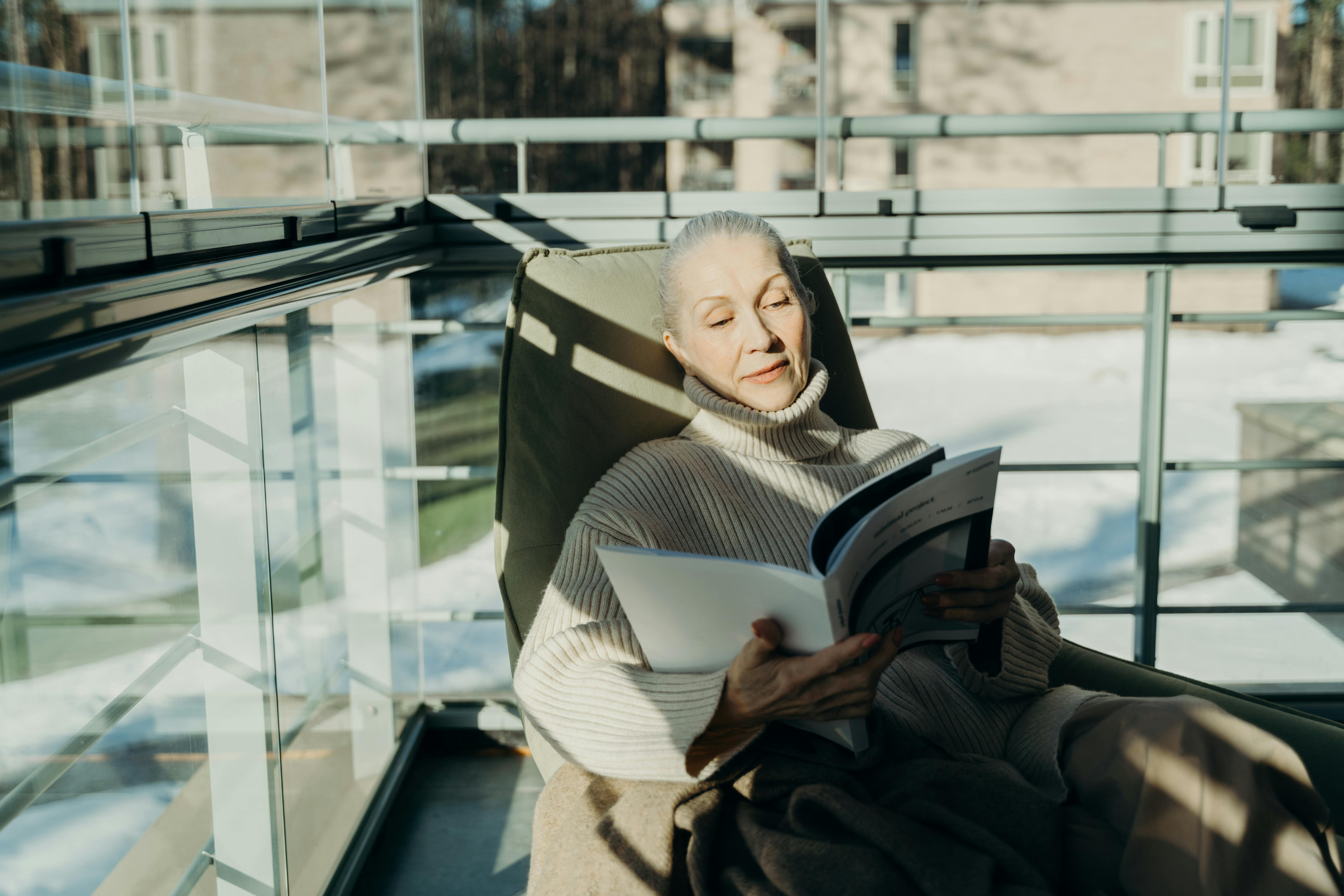 Seitliche Balkonmarkise mit Klemmmontage und dezentem Stoff in Anthrazit