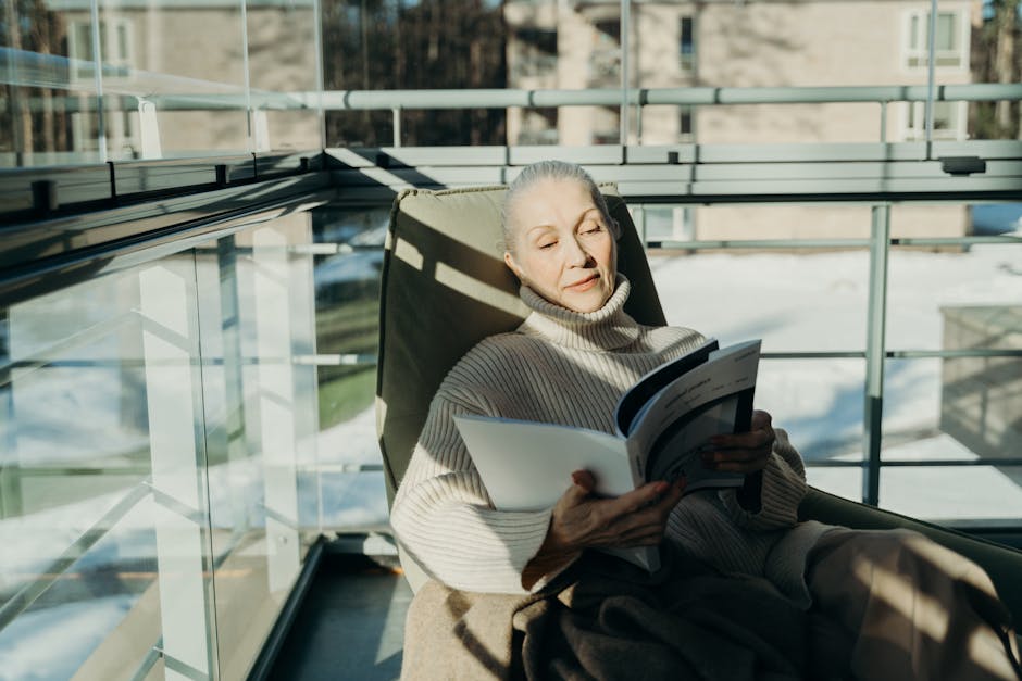 Seitliche Balkonmarkise mit Klemmmontage und dezentem Stoff in Anthrazit