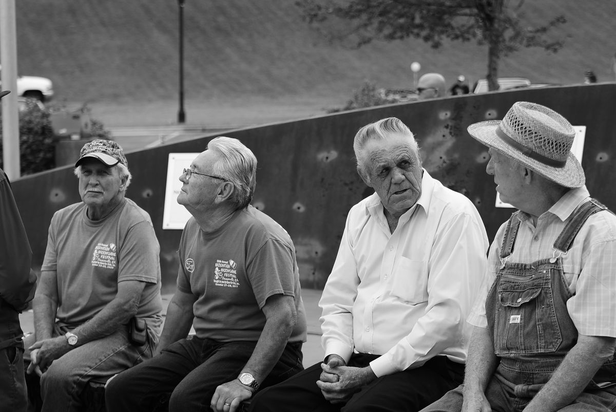 Generaciones anteriores socializando y conversando sin teléfonos móviles