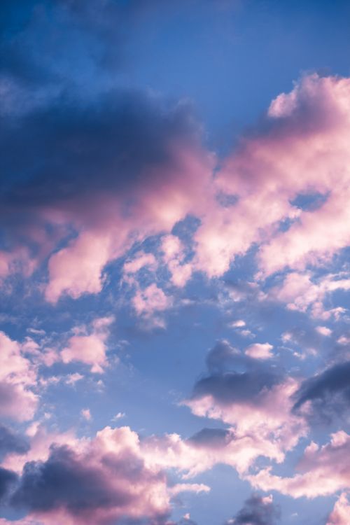 Free Stunning pink and blue cloudscape capturing a serene evening sky. Stock Photo