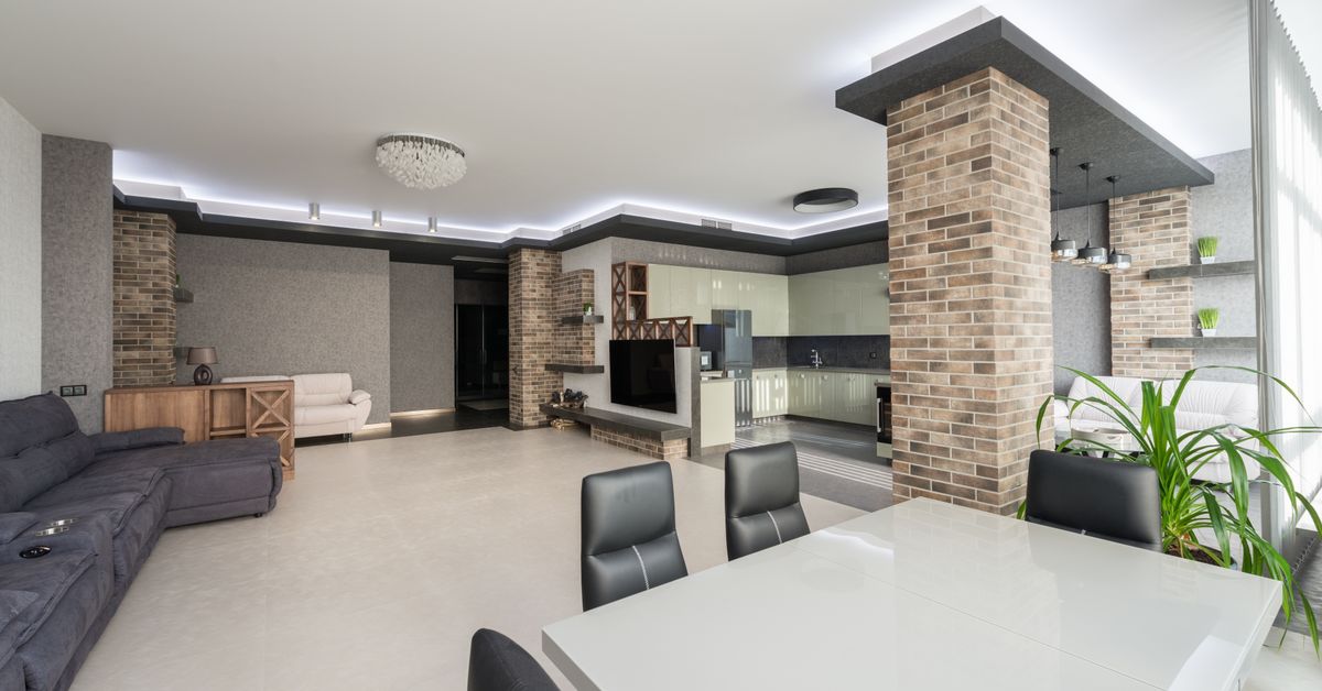 Mesa de jantar na sala integrada Sala com mesa branca e cadeiras ao lado do sofá e da TV