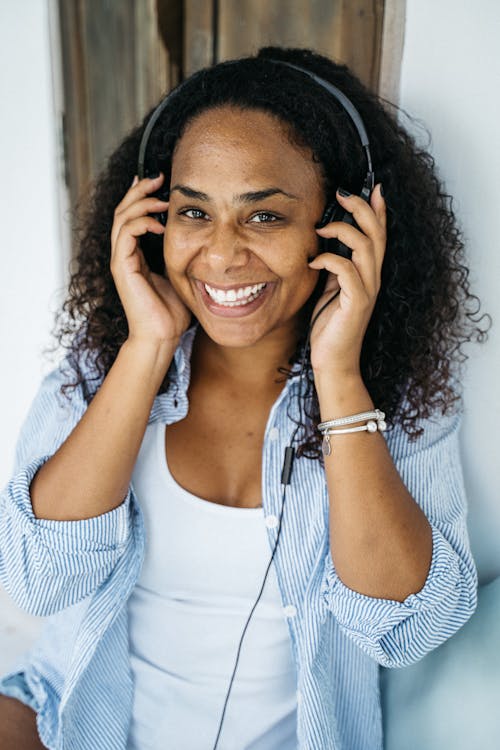 Fotos de stock gratuitas de afro, auriculares, brazaletes