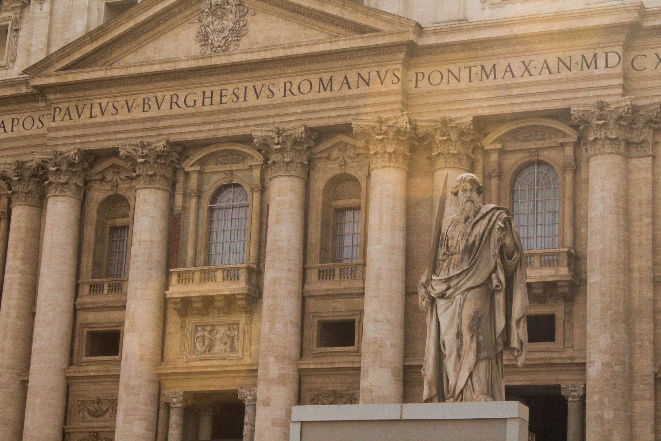 La majestueuse façade de la Basilique Saint-Pierre à Vatican City avec une statue prominente