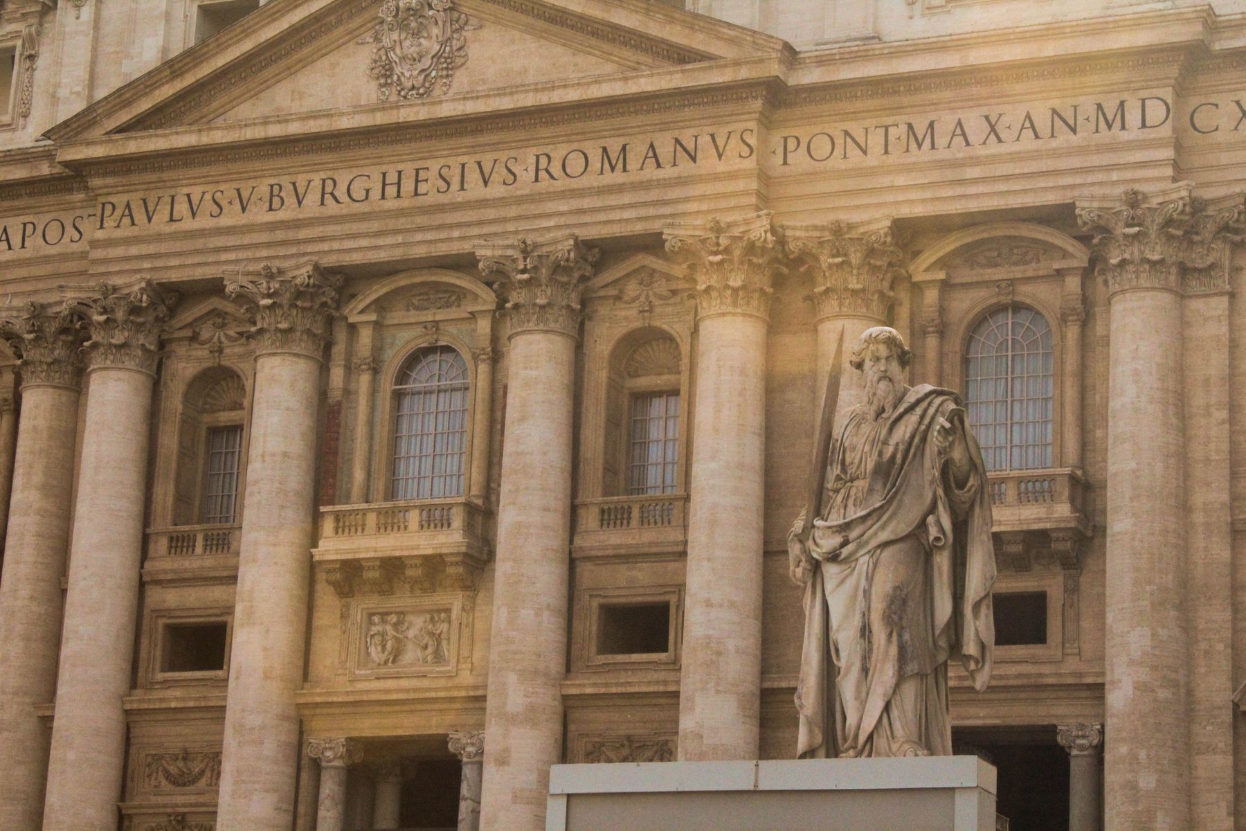 La majestueuse façade de la Basilique Saint-Pierre à Vatican City avec une statue prominente