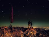 在奥地利山顶，一对夫妇凝视星空，营造了一个浪漫而冒险的时刻