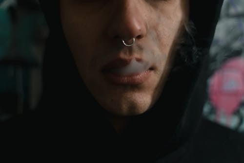 Ücretsiz adam, burun piercing'i, duman çıkarmak içeren Ücretsiz stok fotoğraf Stok Fotoğraflar