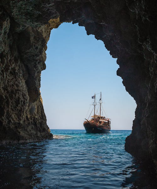 棕色小船在水体向隧道