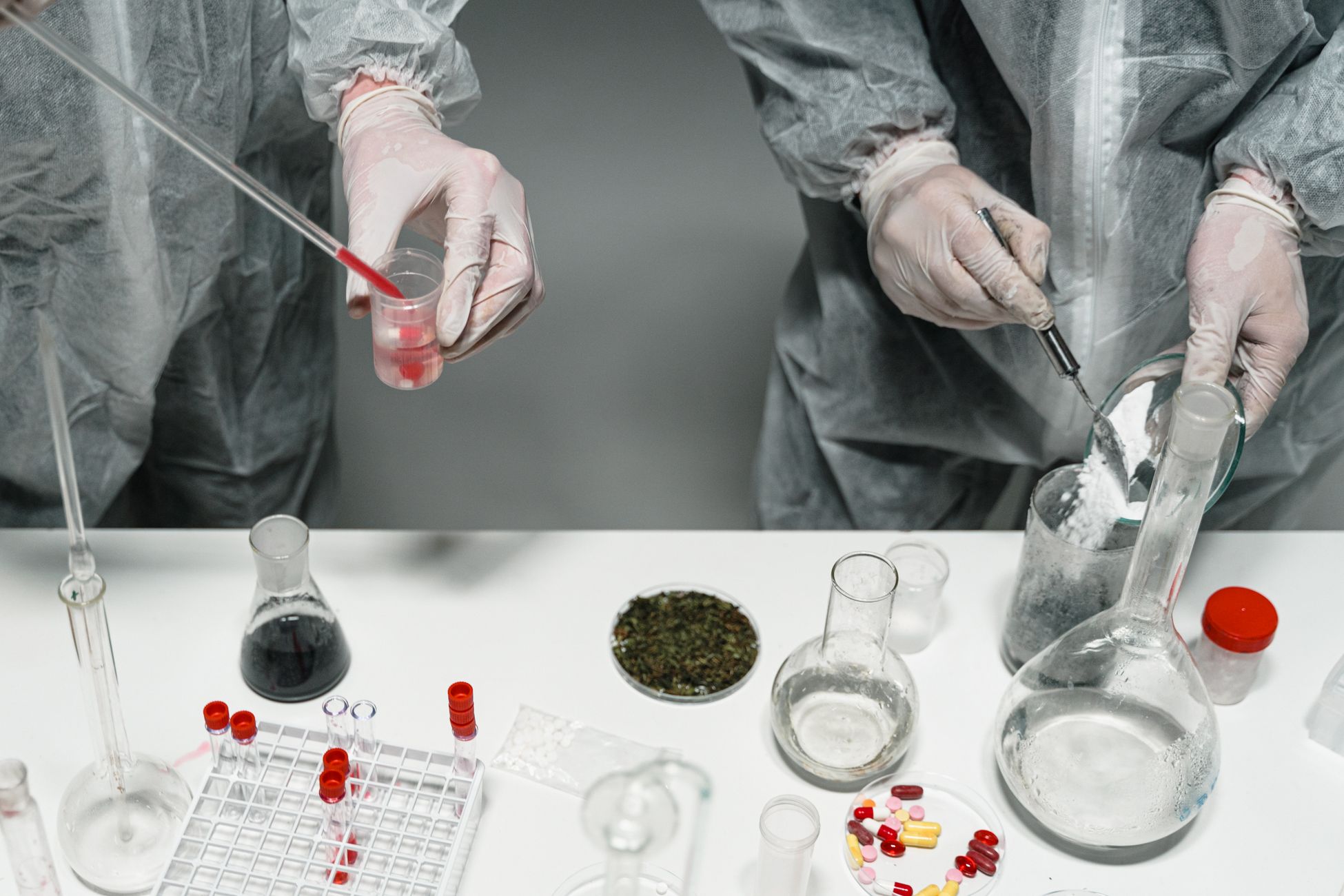 Nederlandse bv's importeren miljarden aan gevaarlijke designerdrugs uit India