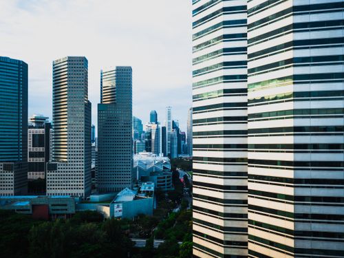 Free A striking image capturing the modern skyline of Singapore with high-rise buildings and urban landscapes. Stock Photo