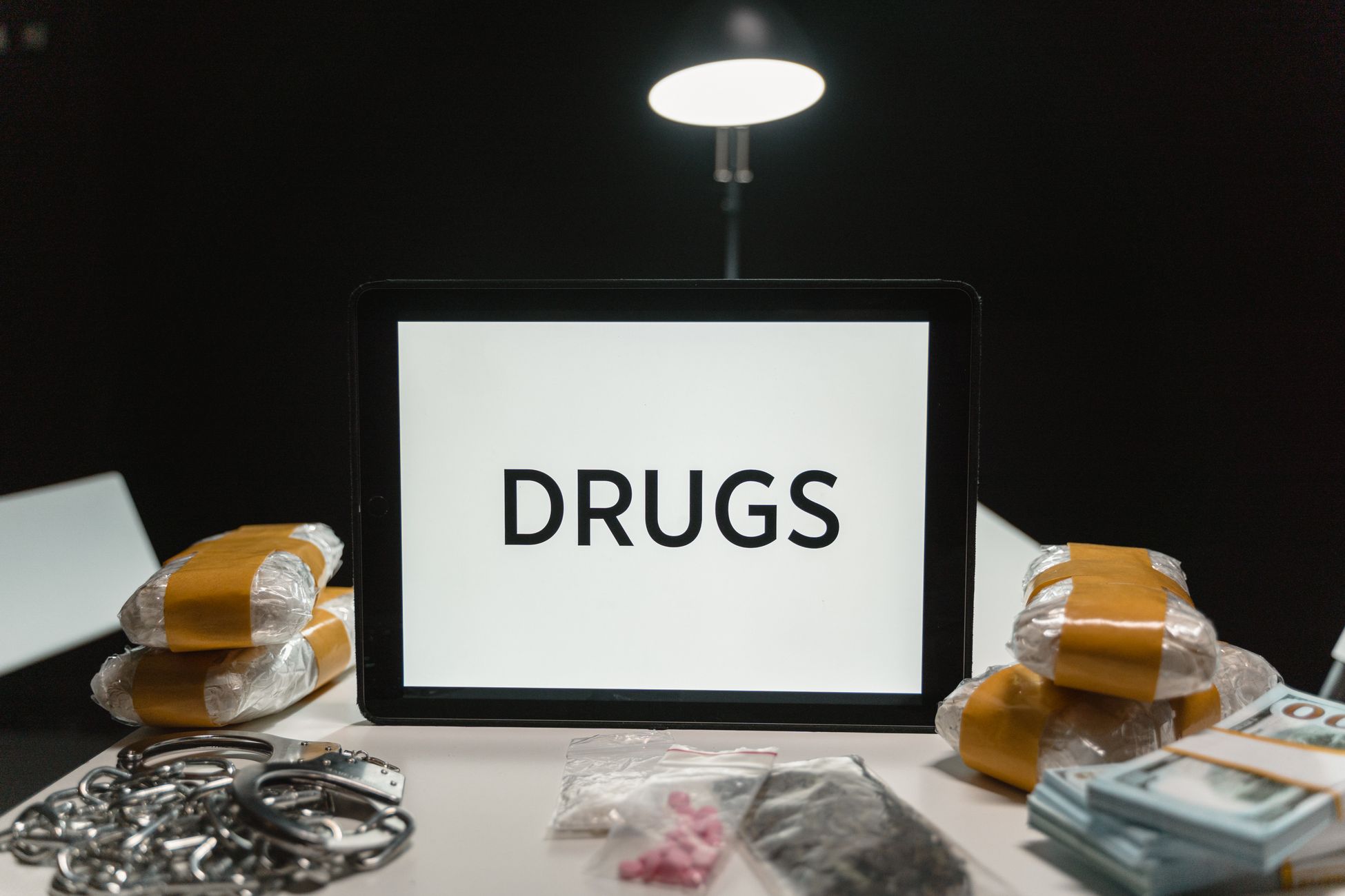 Drugs aangetroffen bij inval met arrestatieteam in Geertruidenberg