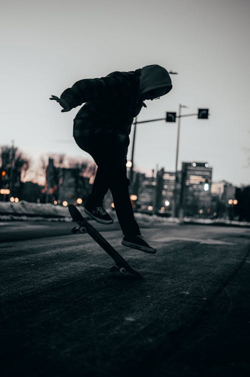 açık hava, adam, aksiyon içeren Ücretsiz stok fotoğraf