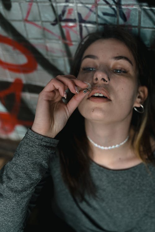 Kostnadsfri bild av 4k, cigarett, kaukasisk kvinna