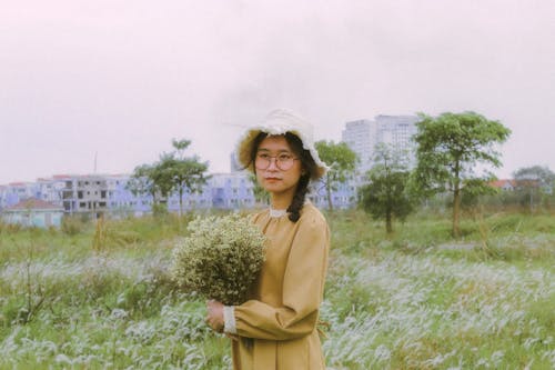 Gratis lagerfoto af Asiatisk pige, blomster, buket