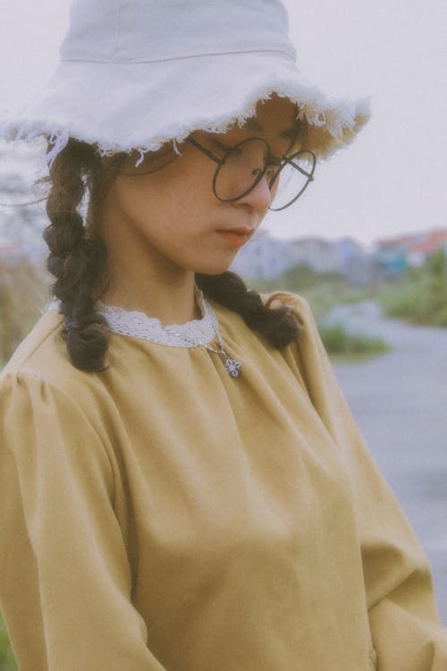 Gratis lagerfoto af Asiatisk pige, briller, hat