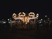 夜晚，迷人的旋转木马在繁忙的游乐园中闪闪发光