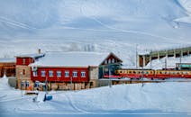 瑞士萨克森州的雪地火车站展现了冬季的景观与建筑