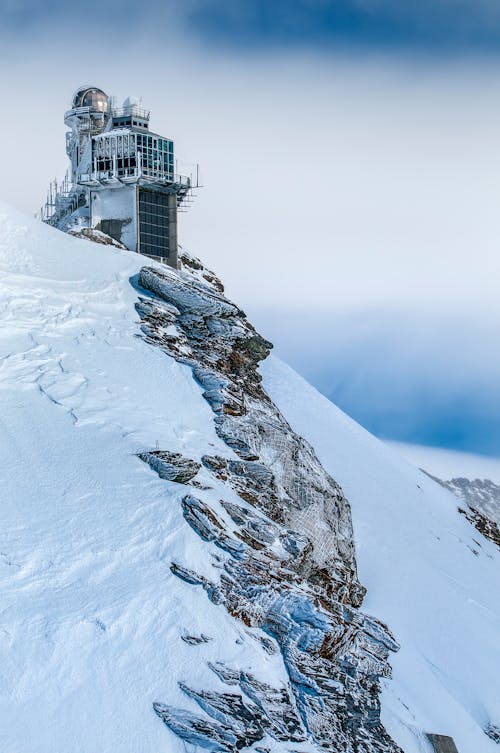 Karlı Bir Tepedeki Binanın Fotoğrafı