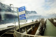 在瑞士萨克森州附近被捕时，背景是雾蒙蒙的山脉，路标立在白雪皑皑的风景中