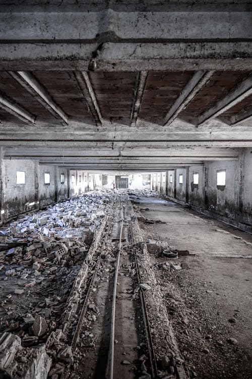 Foto profissional grátis de abandonado, colunas, construção