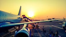 日出时分，乘客登机的生动画面突显了航空旅行的魅力