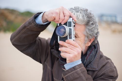 Gratis lagerfoto af ældre, analog, grå jakke